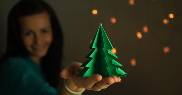 Video-návod na jednoduchý dekoračný vianočný stromček z papiera