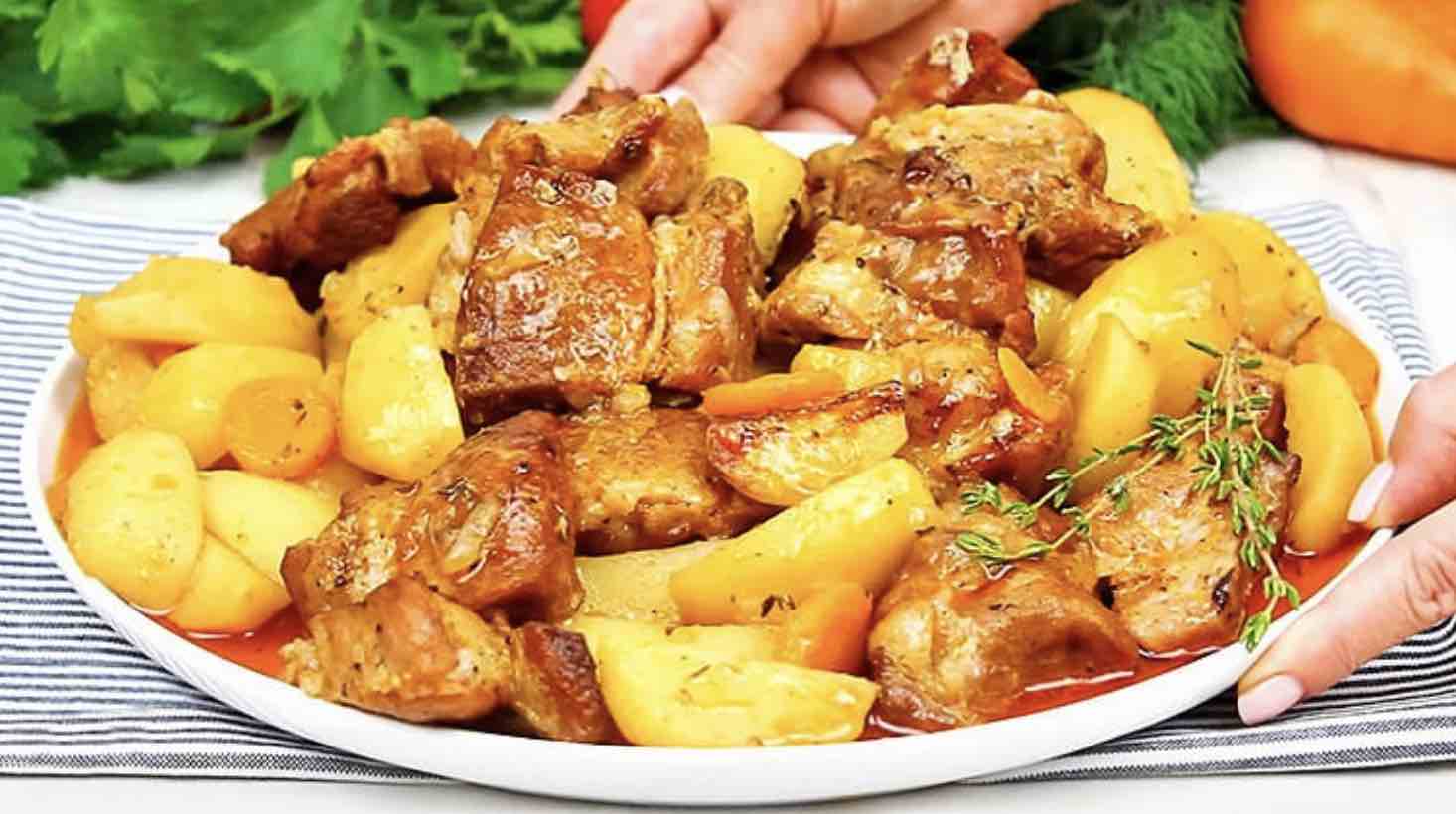 Recept: Pečené mäso so zemiakmi v rukáve – rýchle a jednoduché jedlo
